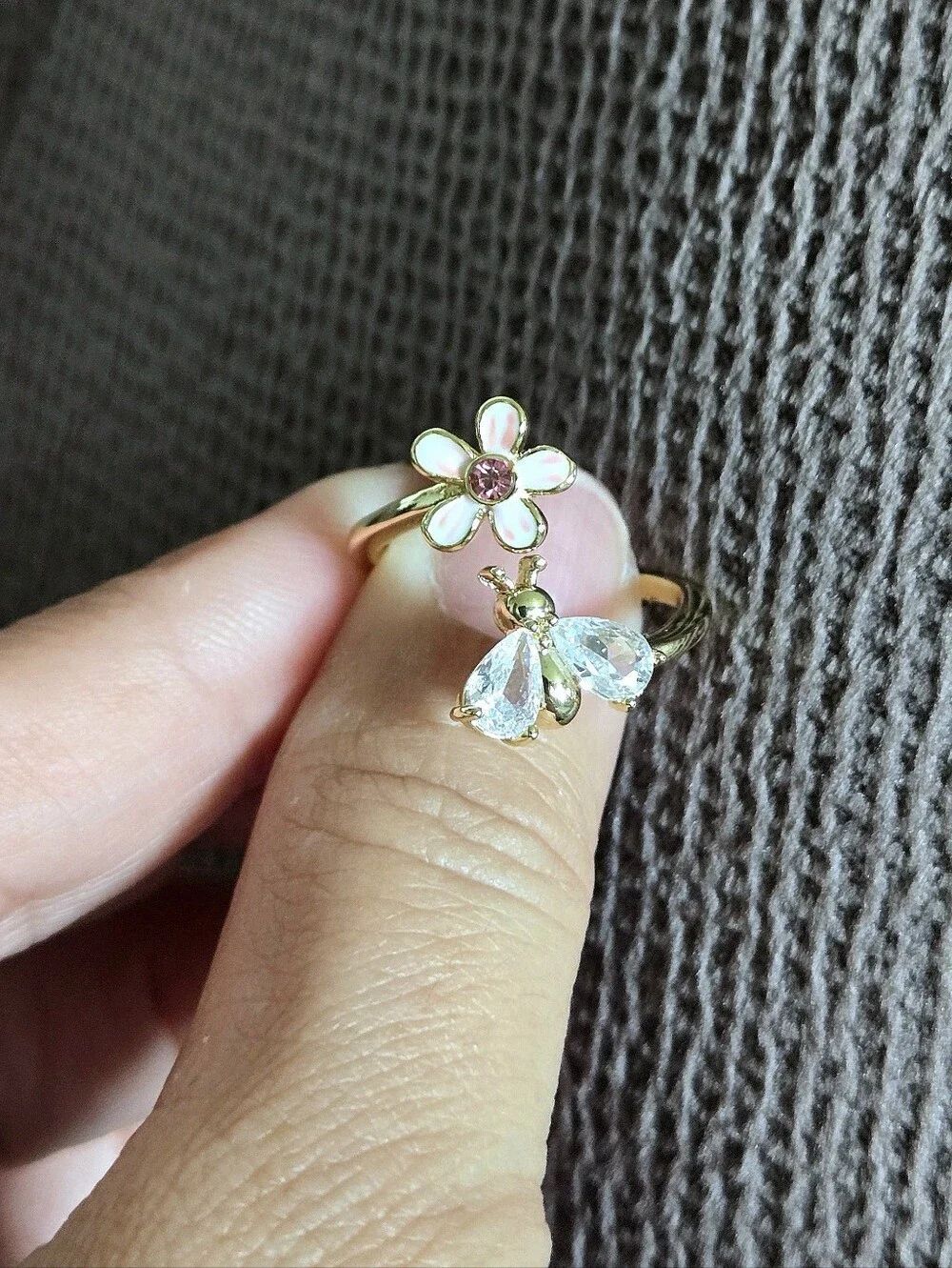 La Meno Flower🌸 and Bee🐝 Bypass Ring💍 - NIB - Picture 15 of 16